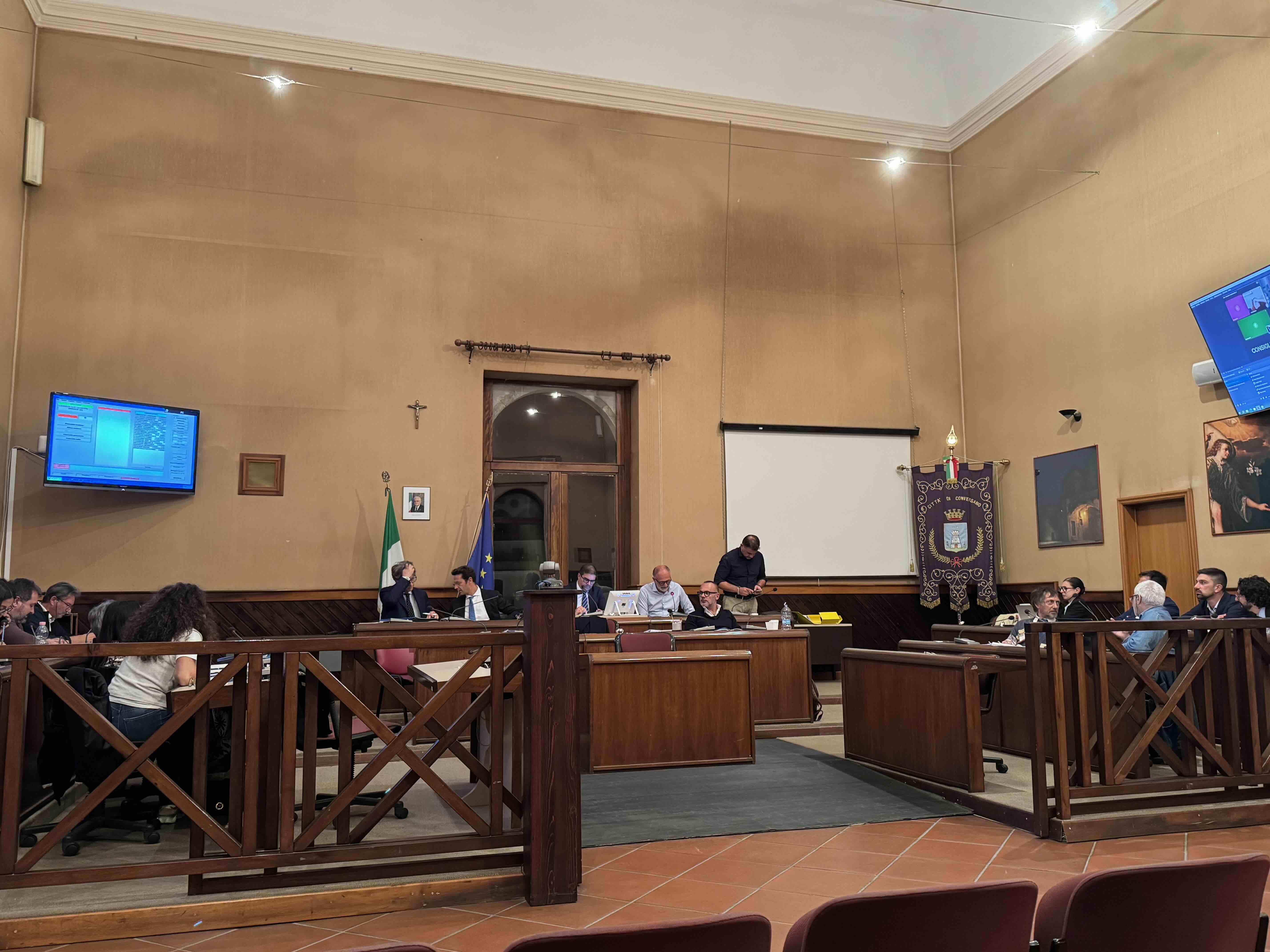 Movimenti nella maggioranza, ferrovia, decoro urbano, antenna: è bagarre in Consiglio